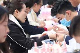 妇女节，男生们摆摊为老师宿管阿姨做美甲 老师：五星好评！图片