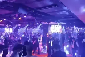 有人一早骑电瓶车从富阳赶到城北，就为跳个舞！90后们也开始加入了进来图片