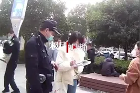 武汉民警找回走失男孩，萌娃直呼：“下次不乱跑了！”图片