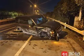 这个代价有点大！开车走神撞护栏，四只轮子被撞掉两只图片