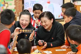 “妈妈本领大！”幼儿园里，娃娃惊讶地看着她！图片