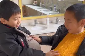 妈妈过节时，幼儿园娃娃扮孕妇感受母爱伟大图片