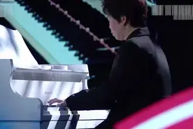 清华保洁阿姨穿晚礼服弹钢琴火了！打破定义 做自己人生“大女主”图片