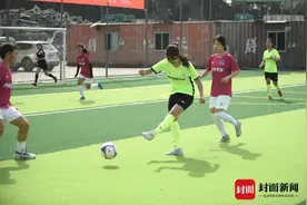 成都民间U20女足切磋球技 探索女性运动更多可能图片