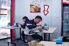 女店主请流浪汉免费吃面，小伙付了两碗面钱默默离开图片