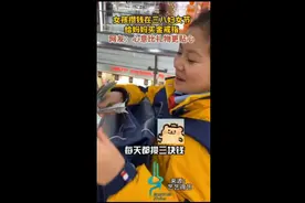 女孩攒钱在三八妇女节给妈妈买金戒指图片