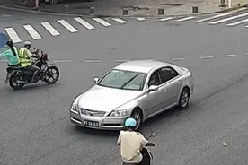 这样坐摩托车，最担心的事情发生了……图片