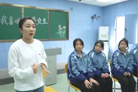 花滑冠军隋文静走进大山给“春蕾”女孩们上课图片