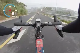 男子骑共享单车拉爆全装备车队，网友：怀疑他是王者炸鱼！图片