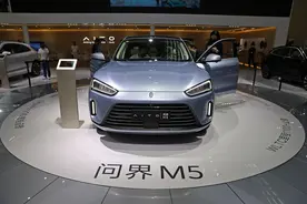 海报“AITO”变“HUAWEI”，问界汽车步步华为化？图片