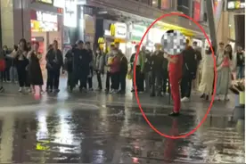 有人在商厦前直播，遭喷水驱赶？工作人员：冲洗地面图片