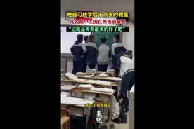 晚自习放学后十点多的教室，几名高中生围在黑板前解题图片