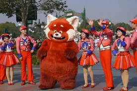 新“人物”小熊猫美美在上海迪士尼首秀亮相，互动尚未开放图片