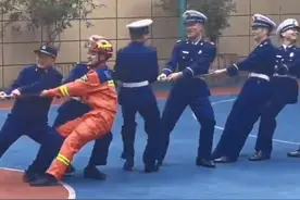 消防员和幼儿园小朋友拔河只有五官在用力  园长：“放水”他们是专业的图片