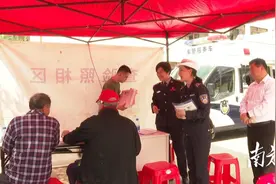 “流动车管所”开到化州官桥镇，贴心服务暖人心图片