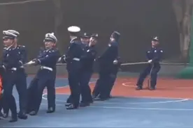 消防员和小朋友拔河出现“卧底”，网友：只有五官在用力图片