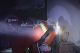 女孩贪玩被卡墙缝，消防员拆墙救人图片