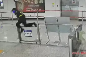 一小孩摔倒在自动手扶梯上，他飞身一跃，按下紧停按钮！图片