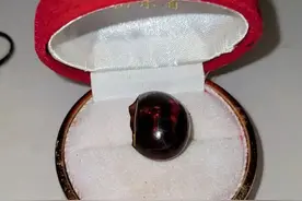 网友保存了20年的煮鸡蛋变成“红宝石”：读6年级时买的，舍不得扔图片