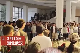 震撼又治愈！高校课间合唱超惊艳引众人围观，拍摄者：满足了自己对大学生活的想象图片