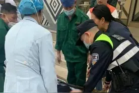 险！女子在地铁自动扶梯连人带箱摔倒，后面乘客被砸！图片