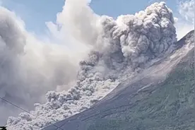 印尼默拉皮火山喷发 熔岩流淌1500米图片