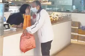 面包店女孩帮老人付款 暖心举动引全网点赞图片