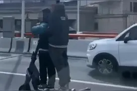 上海一男子脚踏滑板车带娃狂飙上高架？警方通报→图片