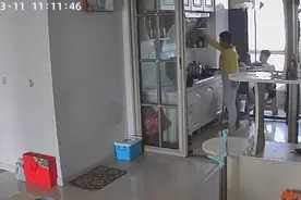 12岁哥哥带6岁弟弟周末为家长分担家务，洗衣拖地做饭样样全能图片