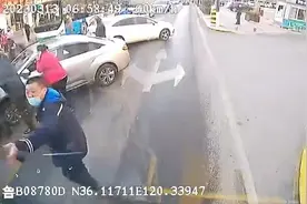 青岛好人丨大手一挥，抬车救人！青岛“挥手哥”火了（附现场视频）图片