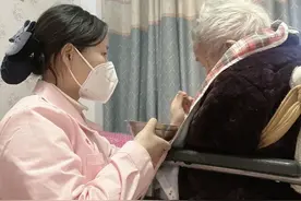 “95后”大专生在养老院干了9年护理员：虽目睹生命凋零，但也找到了人生价值图片