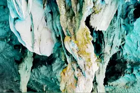 广西凤山县三门海风景区，原汁原味的钟乳石岩洞图片