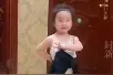 可爱！4岁小姑娘在家练习拉丁舞有模有样 网友：跳的每一步都在发光图片