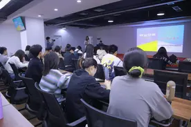 大学生记者：用镜头和文字记录奔跑的武汉图片