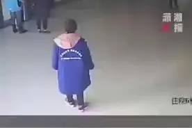 产妇前置胎盘大出血，护士跪在推车上帮产妇完成术前准备图片