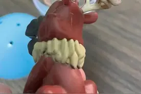 20元扭出的“蛋”，网上论斤卖？专赚小孩钱的劣质扭蛋机哪来的图片