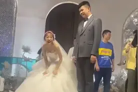 婚礼现场新娘扔捧花，伴娘满脸惊慌四处逃窜，当事人：我31岁，当过十几次伴娘，当时比较害羞图片