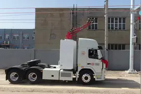 全球连线｜给卡车装上受电弓 中国首台双源智能重卡成功下线图片