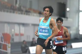 刘德助打破室内1500米全国纪录图片