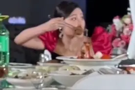 婚礼现场新娘搂席被催拍全家福 网友：新人在婚礼上是真饿图片