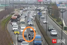 无牌摩托车闯隧道遭网友举报，交警设卡拦截图片