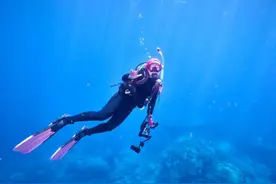 新世界纪录！捷克自由潜水员无装备冰下潜水52.1米图片