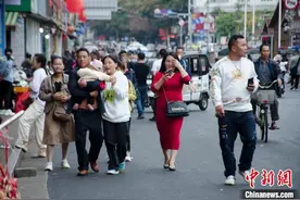 中越边境旅游回暖 游客络绎不绝图片