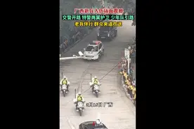 广西新兵入伍场面震撼，特警护卫、老兵伴行，群众敲锣打鼓欢送图片