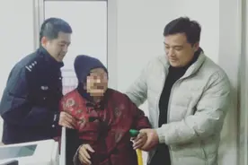 果然视频｜危险！八旬老太凌晨路上拦车，民警联系家人接她回家图片