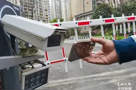 开屏调查｜凭车牌照片能“骗开”车库道闸？开屏记者走访发现……图片
