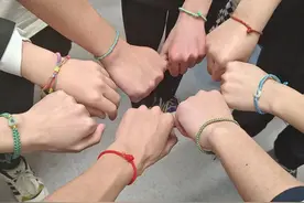 好暖！​衢州这名老师为班上43名学生做了43个手链作为成人礼礼物图片