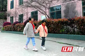 蓝山：八岁小妹当起残疾姐姐贴心“小棉袄”图片