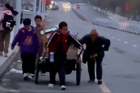 暖心！小学生帮收废品老人推车 老人走在最外面保护学生们图片