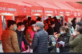 稳就业保民生，北京朝阳区高碑店地区举办“家门口”的招聘会图片